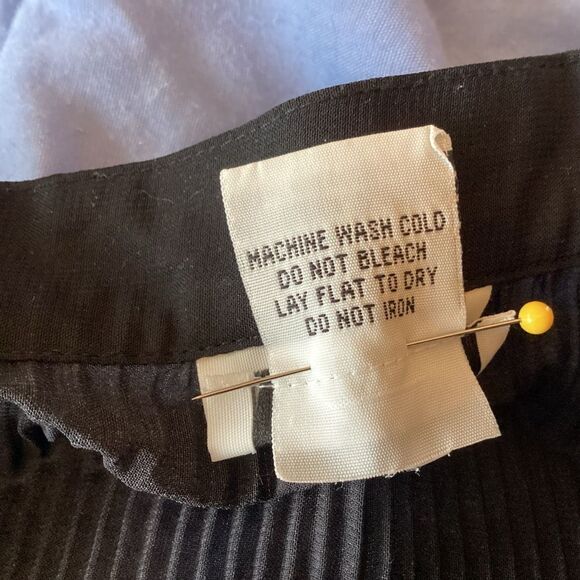 EUC Bon Worth Brand Black and Red Flora Crepe Blouse Size M - Picture 9 of 9